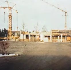 Historische Baustelle mit Kränen